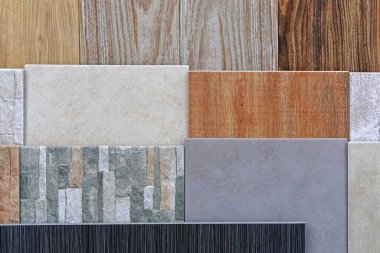 Çeşitli desenlerde ve renklerde seramik fayanslar çeşitliliği karıştırır