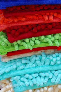 Renkli banyo paspası ve ev dekorasyonu yığını.