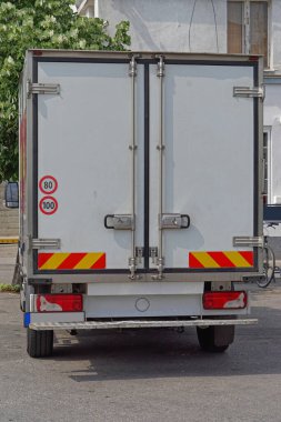 Şehre nakliye kamyonunun arka kapıları kapalı.
