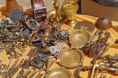 Antika pirinç ve bronz eşyalar bit pazarında satılıyor.