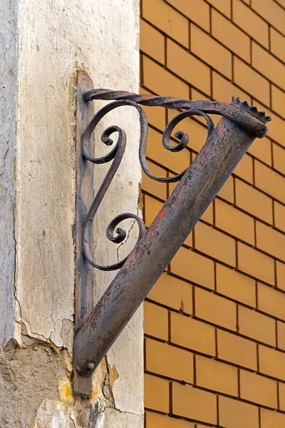 古い家の壁に鉄工金属フラグホルダー — ストック写真