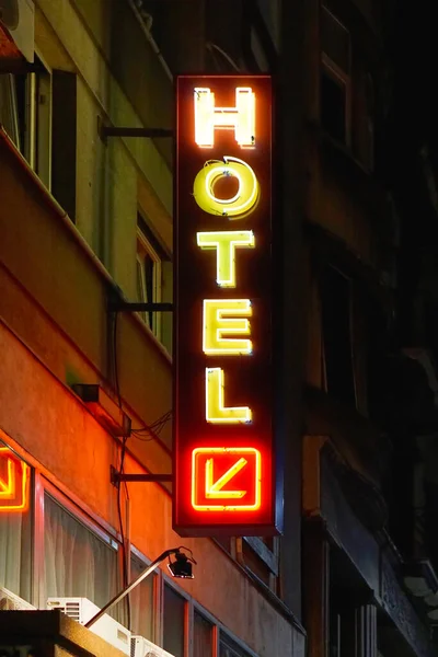 Letrero Neón Hotel Estilo Retro Con Flecha Por Noche —  Fotos de Stock