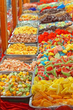 Kış pazarı tezgahında büyük bir şekerleme seçimi.