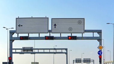 Kırmızı trafik ışıkları ve Gantry bilgilendirme direktifleri panoları