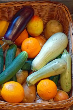 Taze sebzeler ve meyveler sepette karıştırılır.