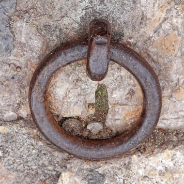 Fransa Limanı 'nda demirli gemi için demir halka.