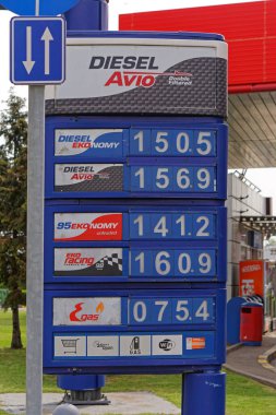 Belgrad, Sırbistan - 11 Nisan 2018: Yunan Eko benzin istasyonunda fiyatlı büyük tabela.