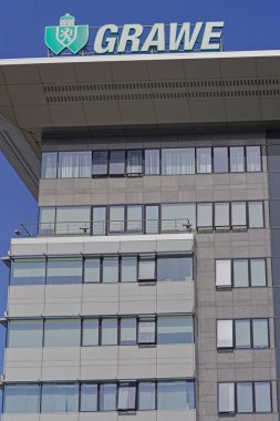 Belgrad, Sırbistan - 13 Nisan 2018: Grawe sigorta şirketi ofis binasının tepesine imza attı.