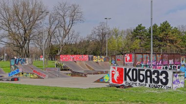 Belgrad, Sırbistan - 4 Nisan 2018: Yeni Belgrad 'da boş kaykay parkı Kobazz.