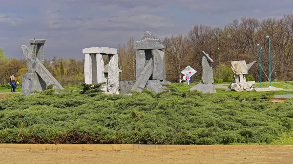 Belgrado Sérvia Abril 2018 Instalação Arte Esculturas Stonehenge Por Ratko — Fotografia de Stock
