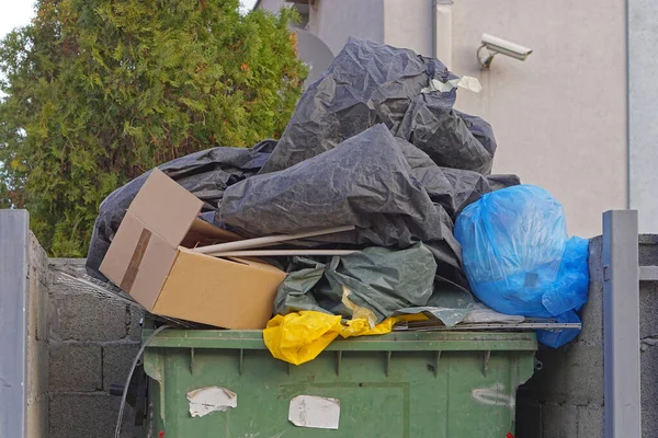 Överbelastning Container Med Skräp Skräp Avfall Stapla Upp — Stockfoto