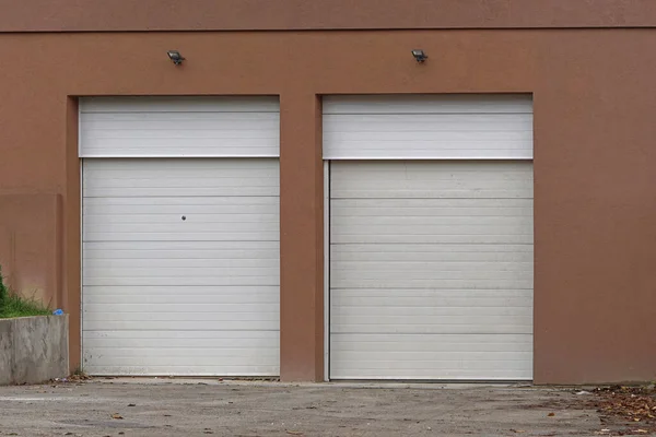 Dwa Duże Białe Drzwi Garażowe Budynku Domu — Zdjęcie stockowe
