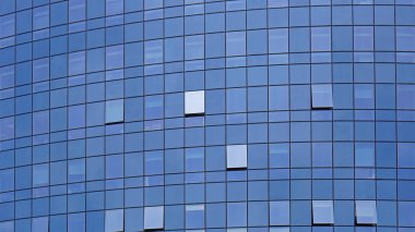 Ofis binasının dış cephesinde modern mavi pencereler