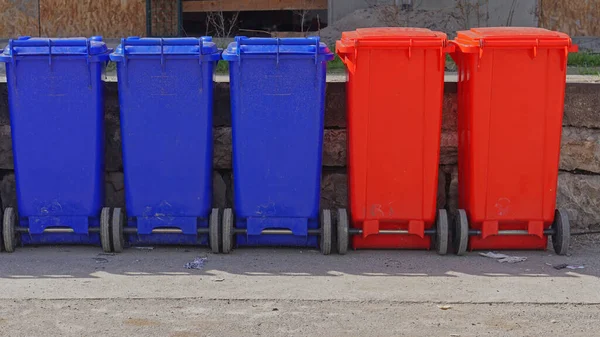 Ανακύκλωση Κάδων Απορριμμάτων Πλαστικών Δοχείων Απορριμμάτων Στη Σειρά — Φωτογραφία Αρχείου