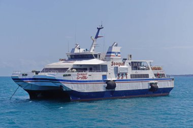 Zanzibar, Tanzanya - 16 Temmuz 2017: Afrika Zanzibar, Tanzanya kıyılarına demirlemiş hızlı tekne katamaran martı.