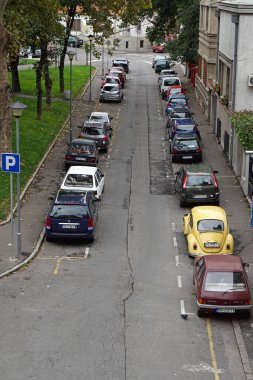 Belgrad, Sırbistan - 26 Eylül 2015: Sonbahar günü otoparklı Osmana Cikica Konutu.