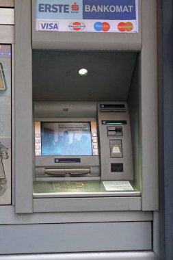 Belgrad, Sırbistan - 14 Ağustos 2015: Erste Bank ATM ATM Visa ve Master kartları.