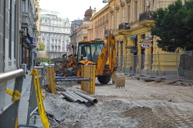 Belgrad, Sırbistan - 30 Ağustos 2015: Başkent merkezindeki sokak inşaatında Jcb kepçe yükleyici.