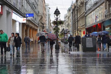Belgrad, Sırbistan - 10 Ekim 2015: Knez Mihailova yaya yolunda yürüyen insanlar.
