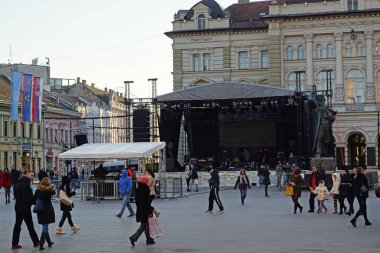 Novi Sad, Sırbistan - 31 Aralık 2015: Şehir merkezindeki Liberty Meydanı 'nda Yeni Yıl kutlamalarına sahne hazırlığı.
