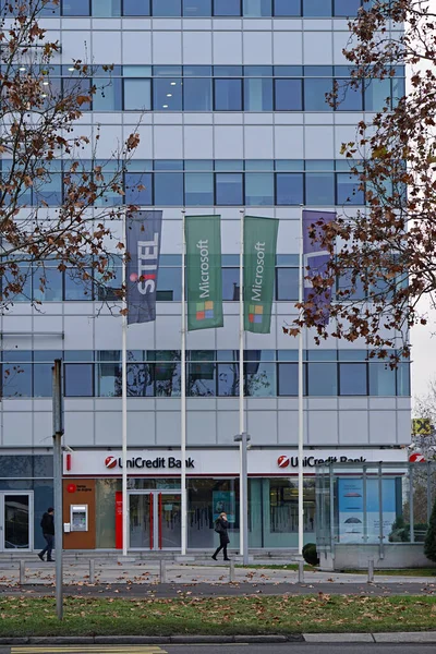 セルビアのベオグラード 2015年12月30日 オフィスビルの前にあるシテル社とマイクロソフトの旗ユニクレジット銀行ニューベオグラード冬の日 — ストック写真