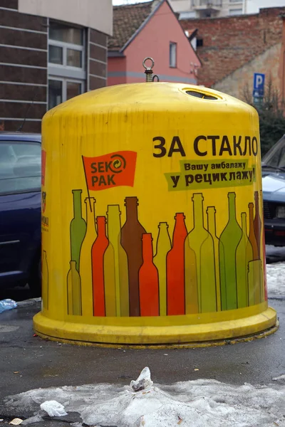 Belgrad Sırbistan Ocak 2016 Cam Şişeler Için Açık Sarı Konteynır — Stok fotoğraf