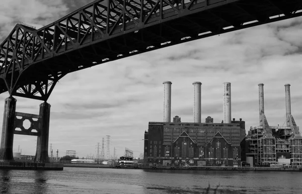 Una antigua fábrica y un puente de acero cerca de Manhattan — Foto de Stock