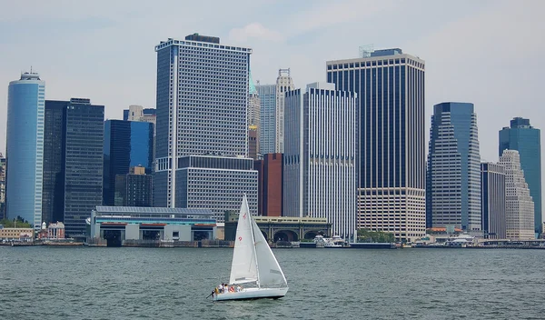 Yelkenli tekne ve Manhattan'daki gökdelen — Stok fotoğraf