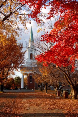 bir kilisede sonbahar yaprakları
