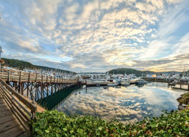 sunrise, bulut yansımaları Cuma Harbor, washington