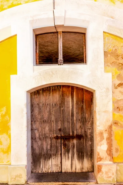 Puerta de madera envejecida, Fortaleza El Morro, San Juan — Foto de Stock