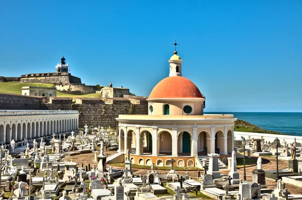 Cimitero di San Juan con Fortezza El Morro Foto Stock