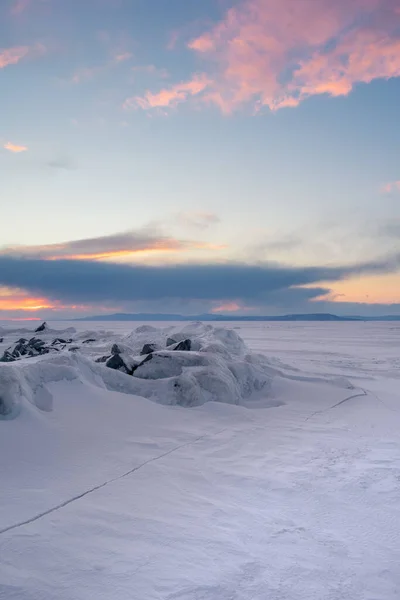 Snöig Dal Och Himmel Med Moln Solnedgången — Stockfoto