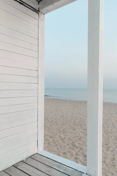 木製の白い壁を通して海の景色 — ストック写真