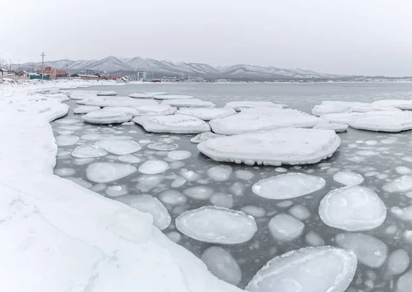 Deniz Kıyısında Kış Denizde Buz Parçaları Var — Stok fotoğraf