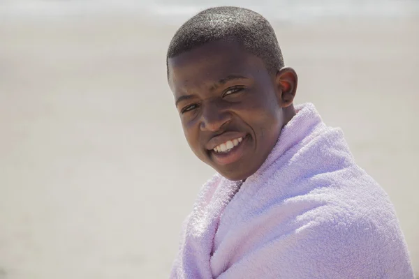 Garoto sorridente atraente na praia — Fotografia de Stock