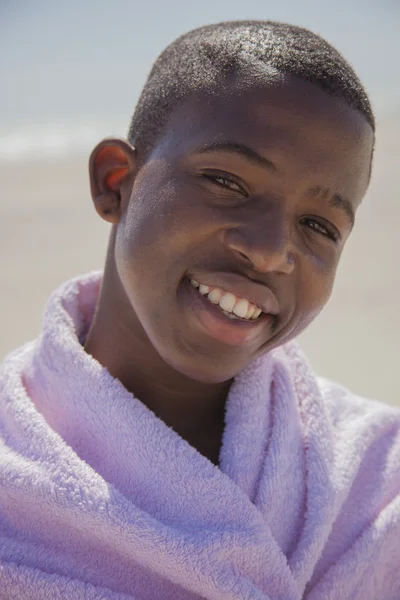 Atraktivní usměvavý chlapec na pláži — Stock fotografie