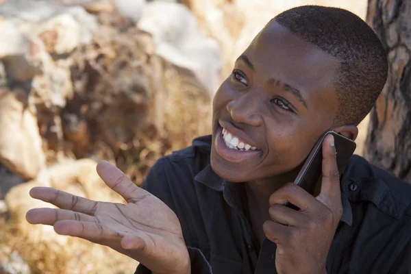 Africain garçon sur téléphone portable Images De Stock Libres De Droits
