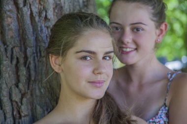 iki kız ormanda birbirlerine sarılma