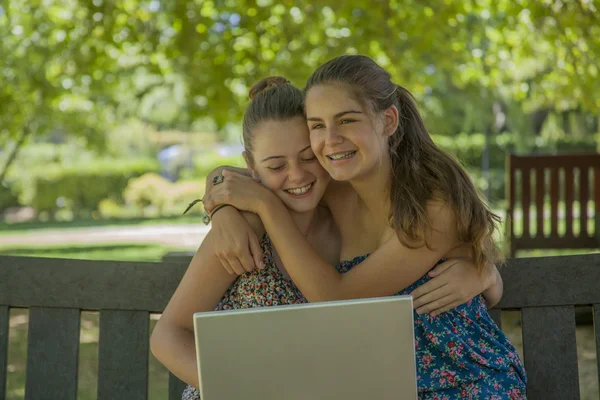 Dos chicas con portátil al aire libre — Foto de Stock