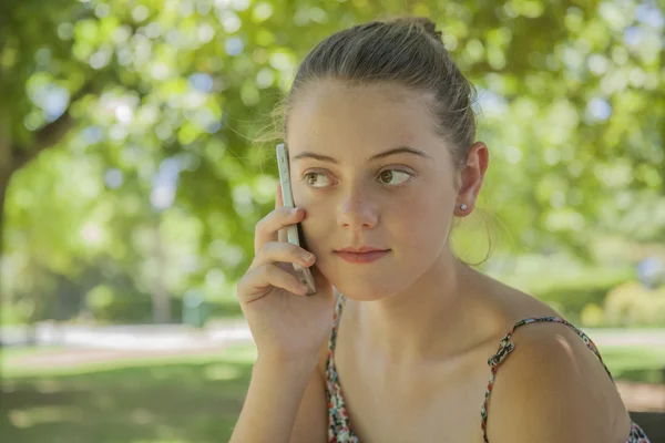 Lachende jong meisje op een mobiele telefoon bellen — Stockfoto