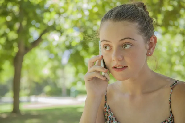 Lachende jong meisje op een mobiele telefoon bellen — Stockfoto