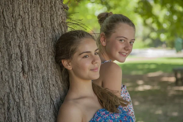 Две девушки в лесу — стоковое фото