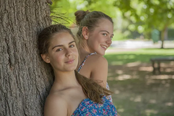 Två flickor kramar varandra i skogen — Stockfoto