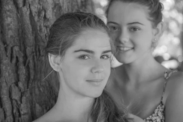 Dvě dívky, objímaly v lese — Stock fotografie