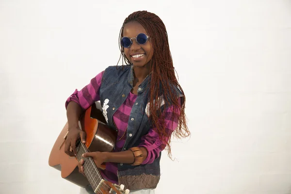 Beautiful african woman playing guitar — Stock Photo, Image