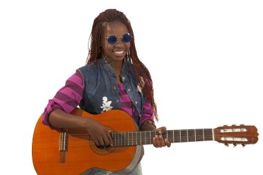 Afrikalı genç çalışma dizüstü bilgisayar ve telefon