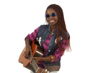 Afrikalı genç çalışma dizüstü bilgisayar ve telefon