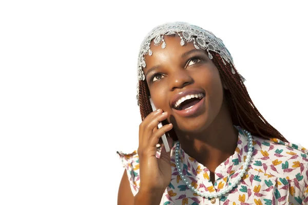 在移动电话上年轻非洲女人 — 图库照片