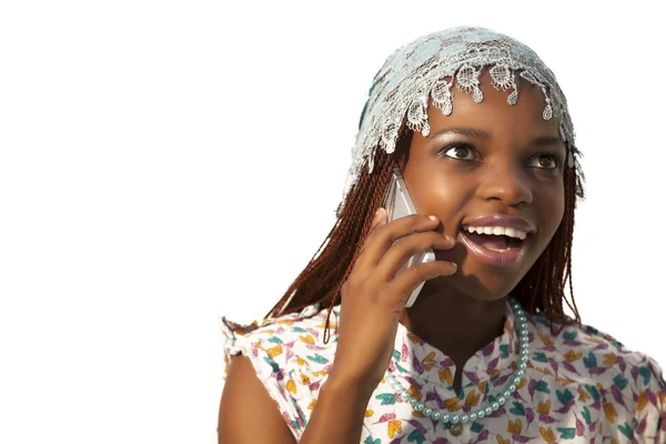 Νεαρή γυναίκα Αφρικής στο κινητό τηλέφωνο Royalty Free Φωτογραφίες Αρχείου